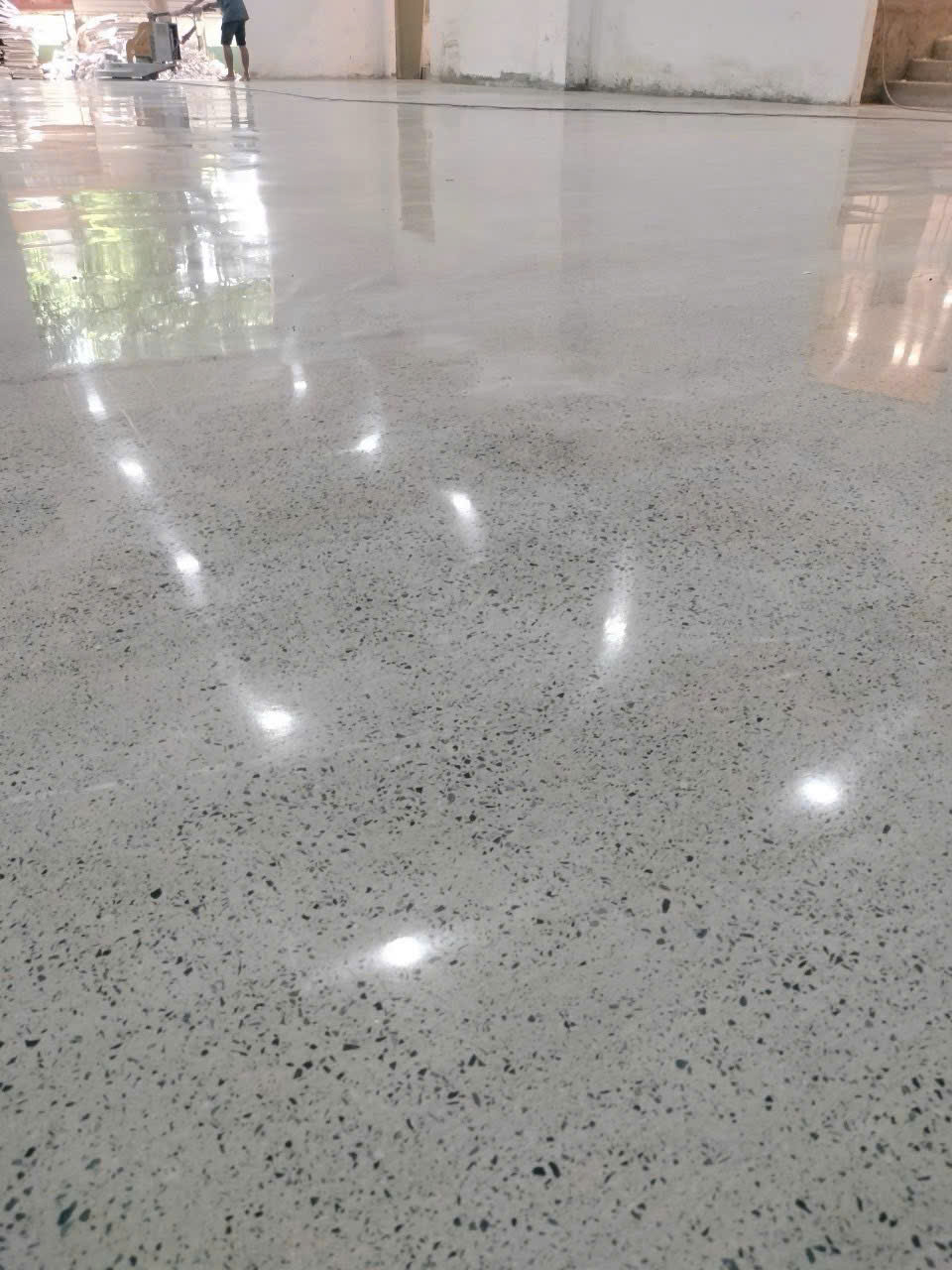 Một số yếu tố ảnh hưởng đến giá sàn bê tông mài lộ đá