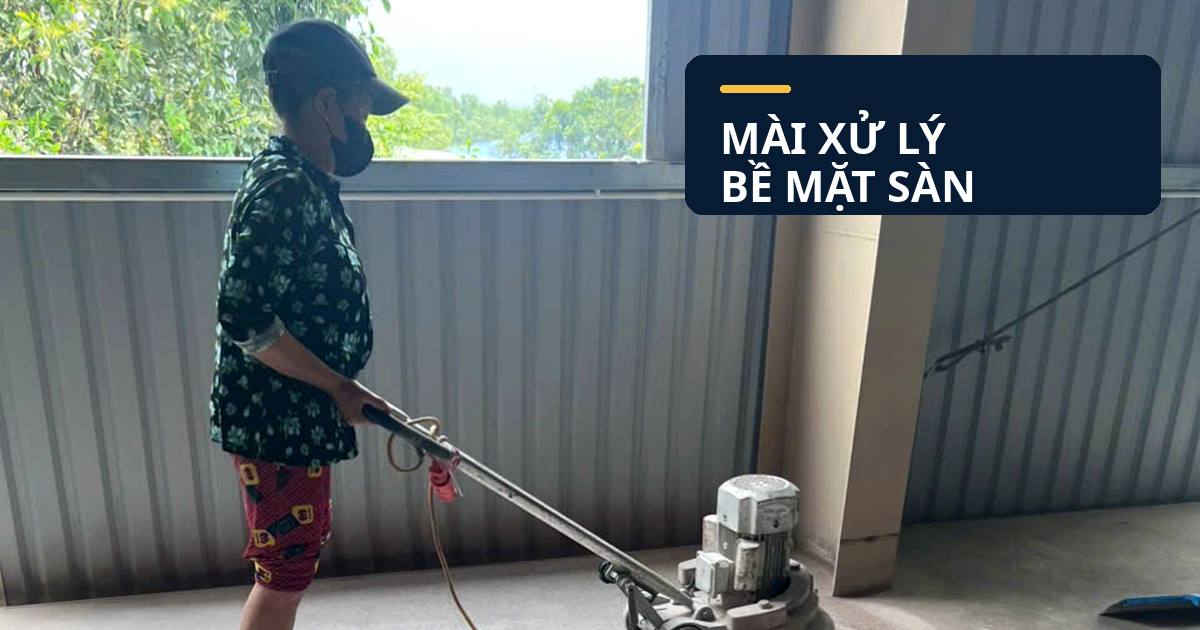 đánh bóng sàn khi nhà máy hoạt động tại khu vực đang thi công mài sàn
