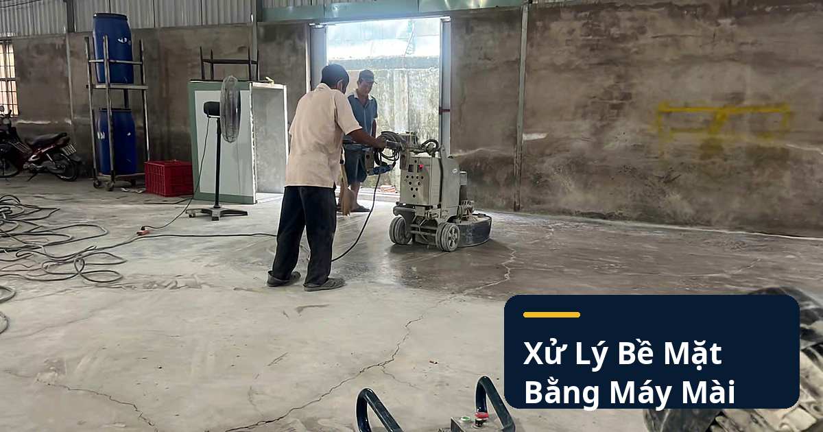 Xử lý bề mặt kho xưởng bằng máy mài trước khi đánh bóng