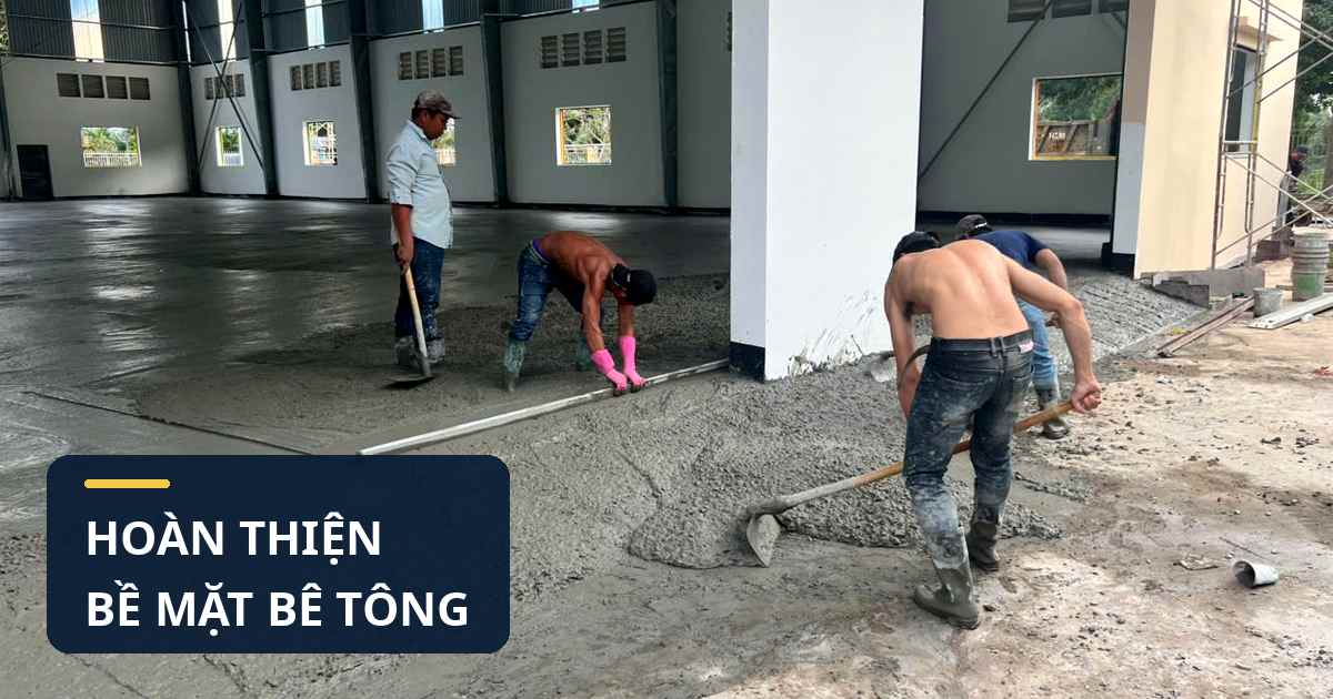 Công nhân hoàn thiện bề mặt bê tông tại nhà xưởng Bình Phước