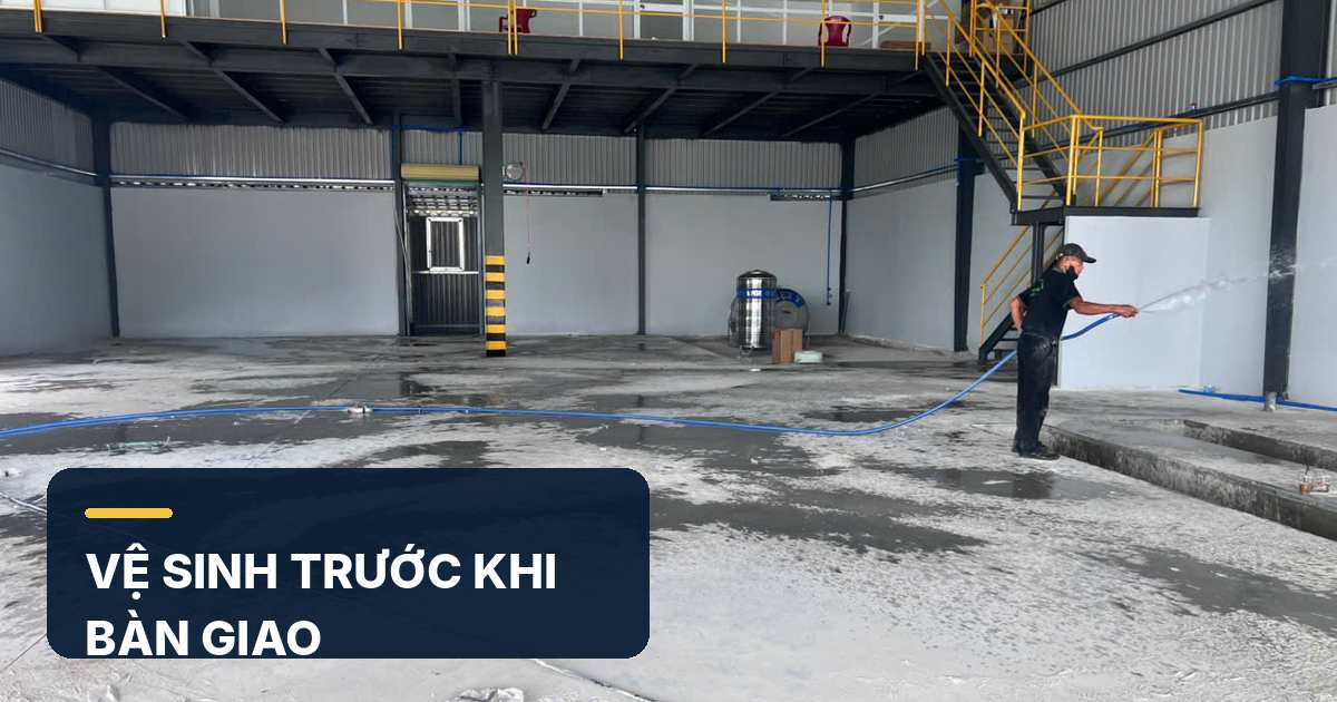 Vệ sinh bề mặt trước khi kiểm tra bàn giao sàn bê tông