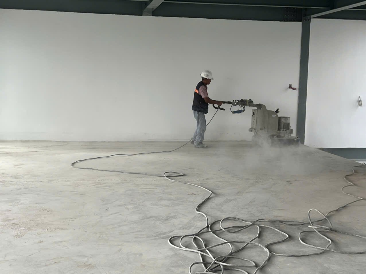 Thi công thực tế mài bề mặt sàn bê tông Thực tế máy mài xử lý bề mặt bê tông do Kim Yến cung cấp