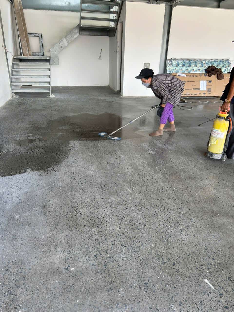 Thi công thực tế xử lý bề mặt sàn bê tông Thực tế xử lý bề mặt sàn bê tông sau công đoạn mài