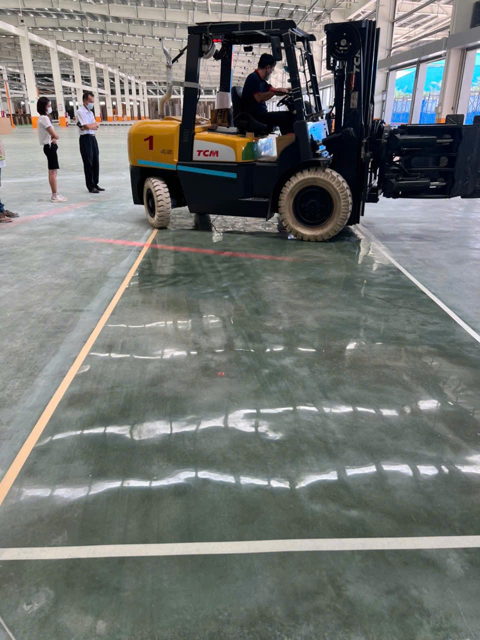 Bề mặt sàn công nghiệp hoàn thiện có xe nâng vận hành