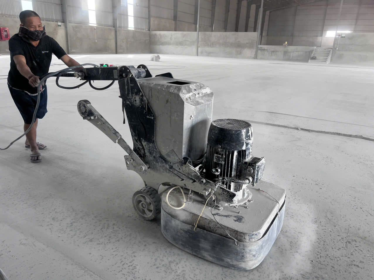 Thi công mài sàn bê tông bằng máy mài công nghiệp trong nhà kho
