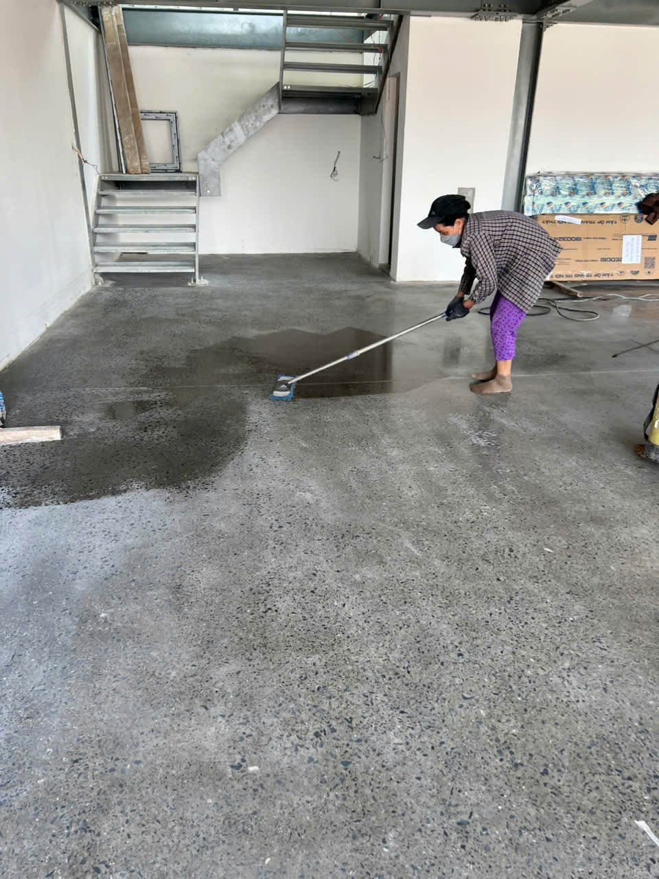 Xử lý bề mặt sàn bê tông thực tế Thi công thực tế xử lý lớp bề mặt sàn bê tông