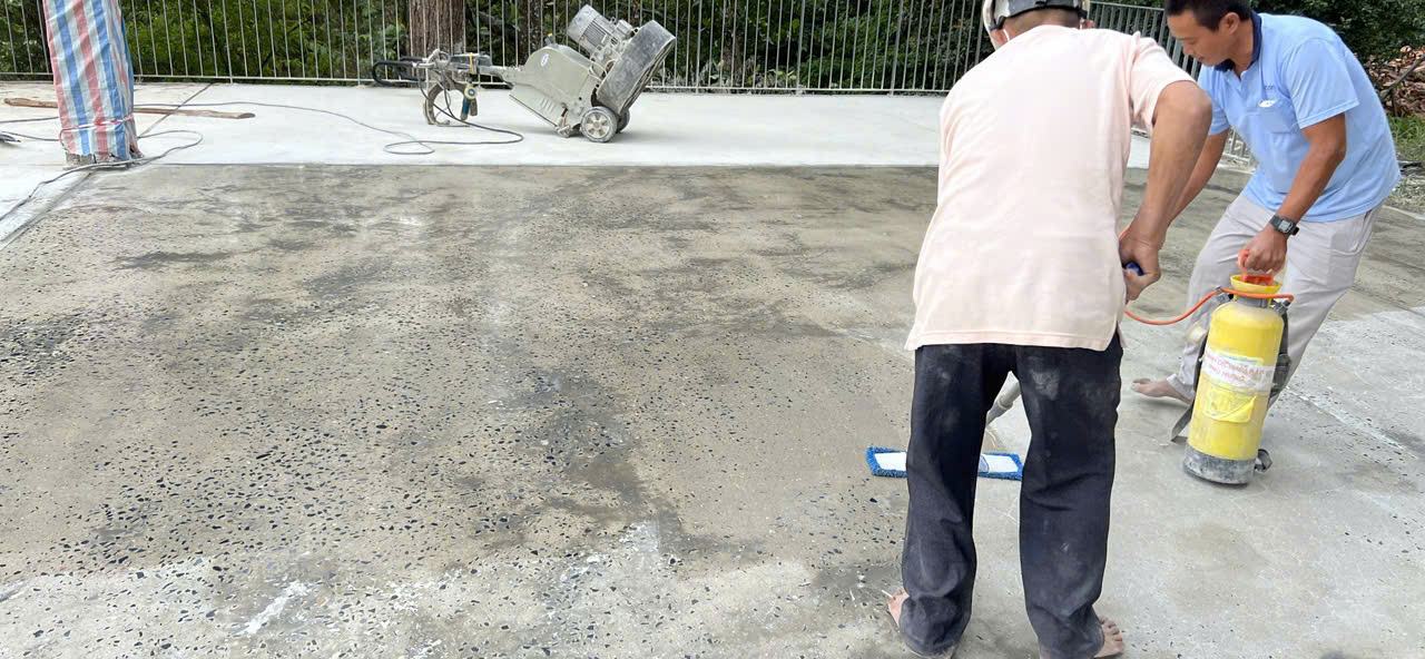 Xử lý dung dịch trên bề mặt sàn bê tông Thi công thực tế xử lý dung dịch trên bề mặt bê tông