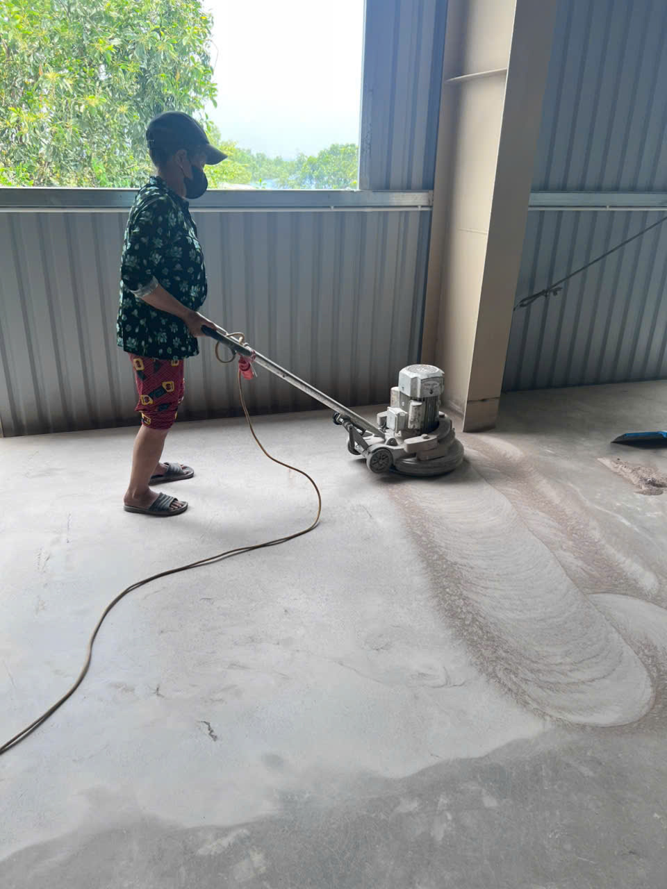 Xử lý thực tế mép biên sàn bê tông xử lý thực tế khu vực sát biên của mặt sàn bê tông bằng máy mài nhỏ