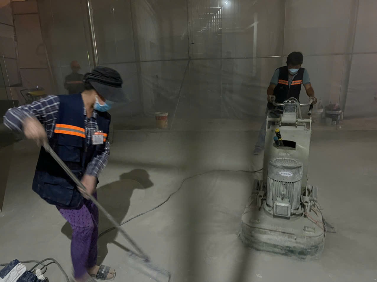 Thi công mài bề mặt sàn bê tông trong nhà xưởng Máy mài xử lý bề mặt sàn bê tông thực tế trong nhà xưởng