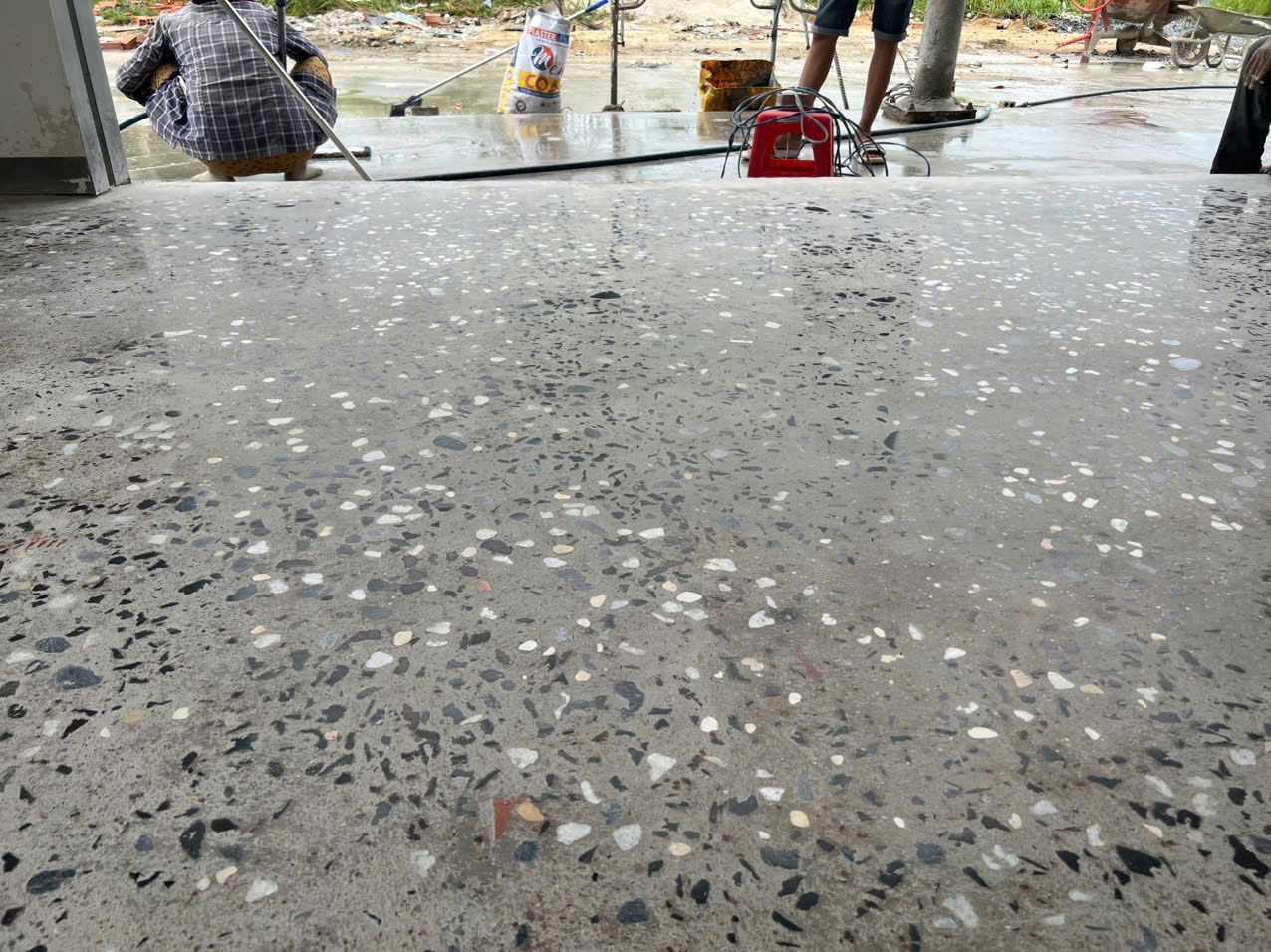 bề mặt sàn bê tông lộ cốt liệu sau quá trình mài thực tế