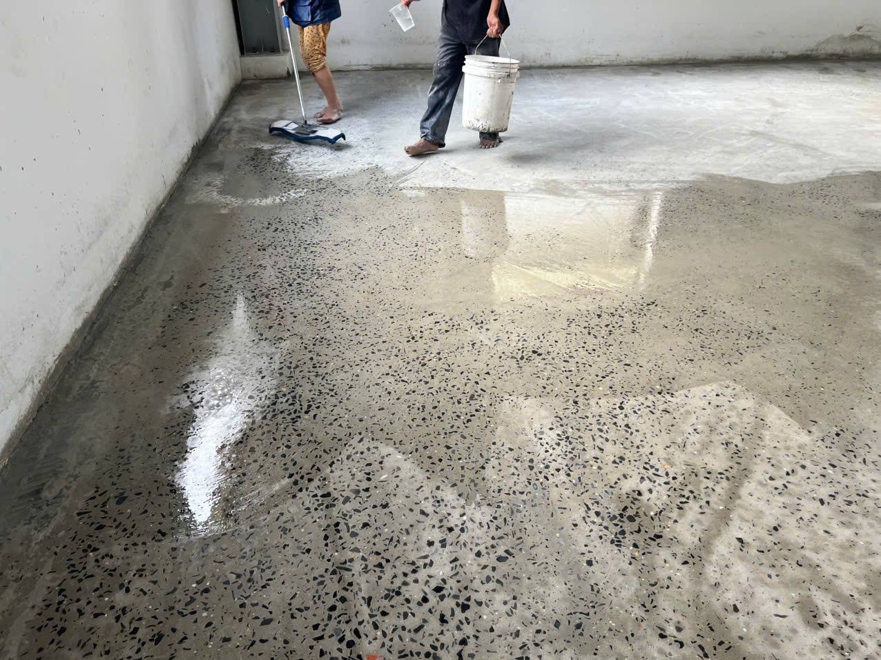 Xử lý bề mặt sàn bê tông thực tế do Kim Yến cung cấp Thao tác xử lý bề mặt sàn bê tông thực tế sau công đoạn mài