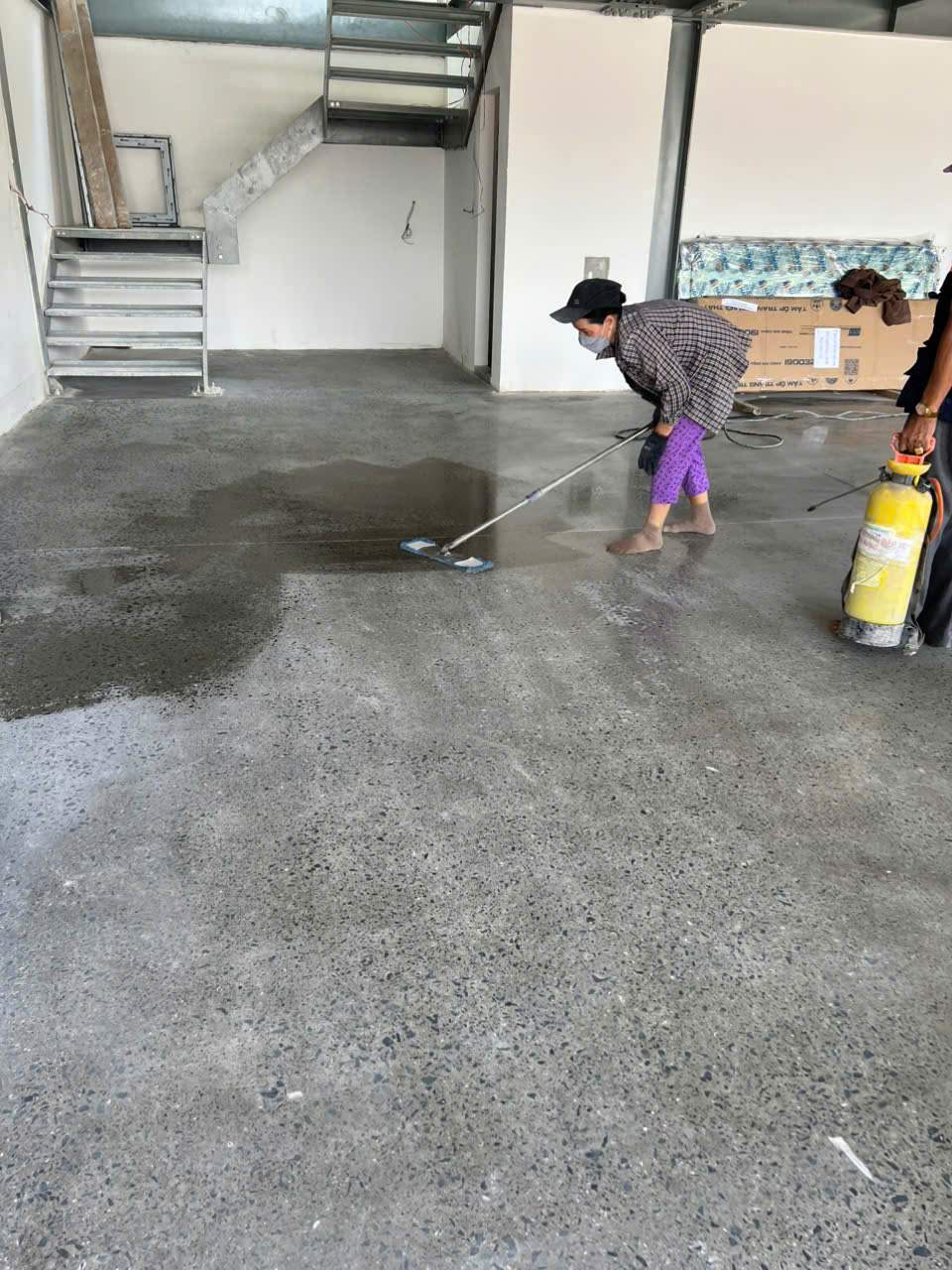 Hình ảnh thực tế xử lý dung dịch trên bề mặt sàn bê tông Thi công thực tế xử lý dung dịch trên sàn bê tông
