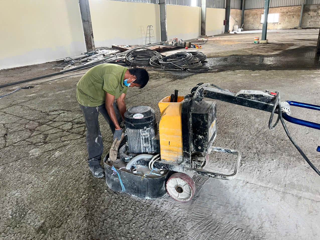 Máy mài xử lý sàn bê tông hiện trạng Thi công thực tế bằng máy mài trên bề mặt sàn bê tông hiện trạng