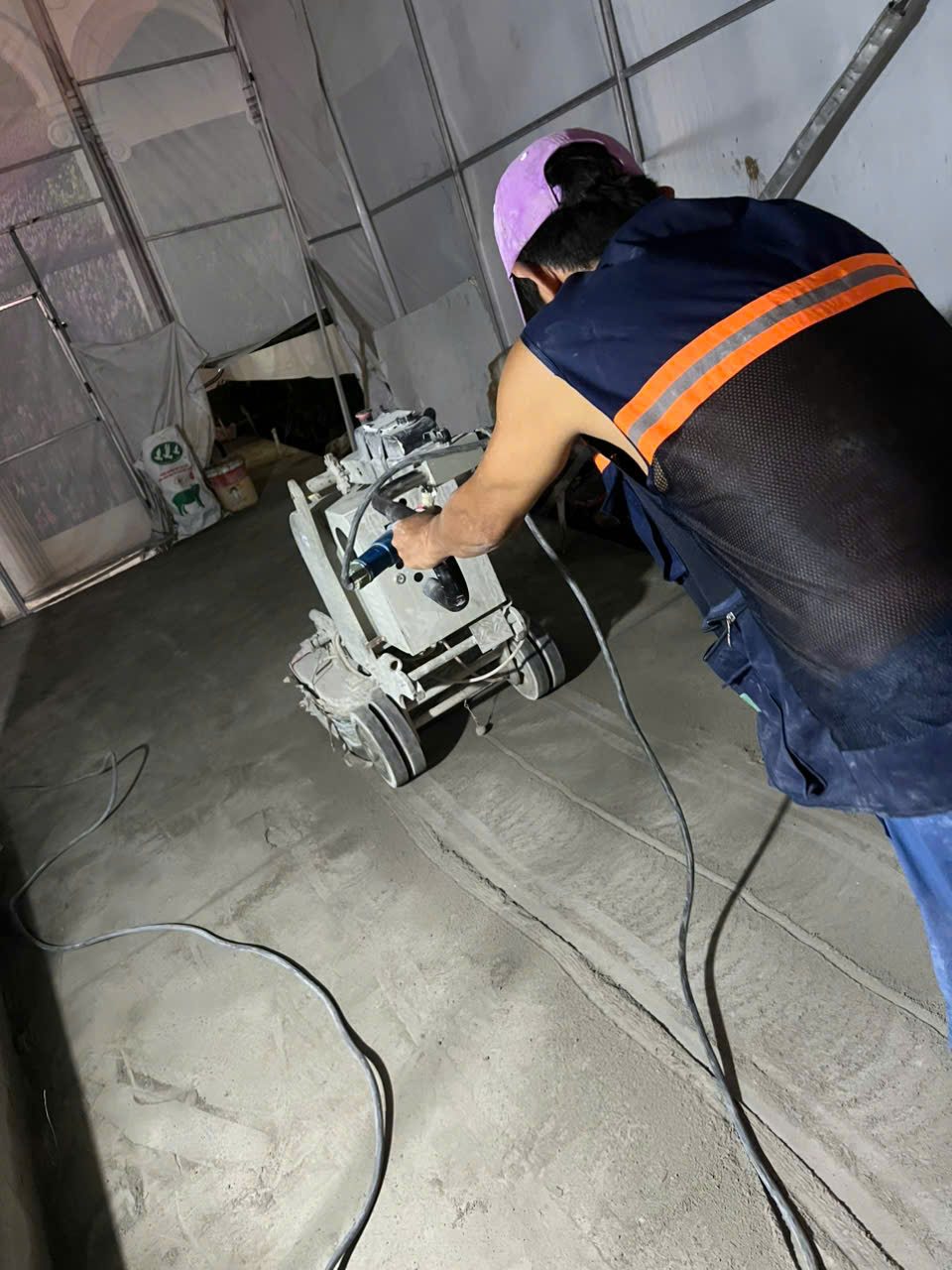 xử lý bề mặt sàn bê tông thực tế trong nhà xưởng