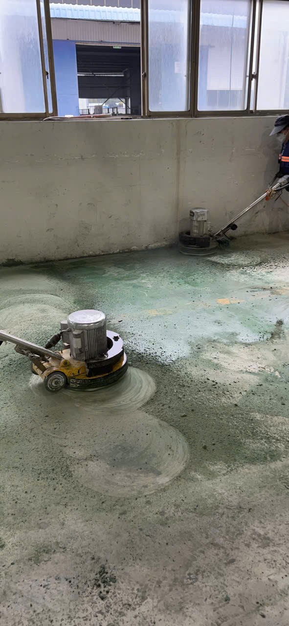 Mài sàn bê tông sát tường bằng máy chuyên dụng mài sàn bê tông thực tế tại khu vực sát tường nhà xưởng
