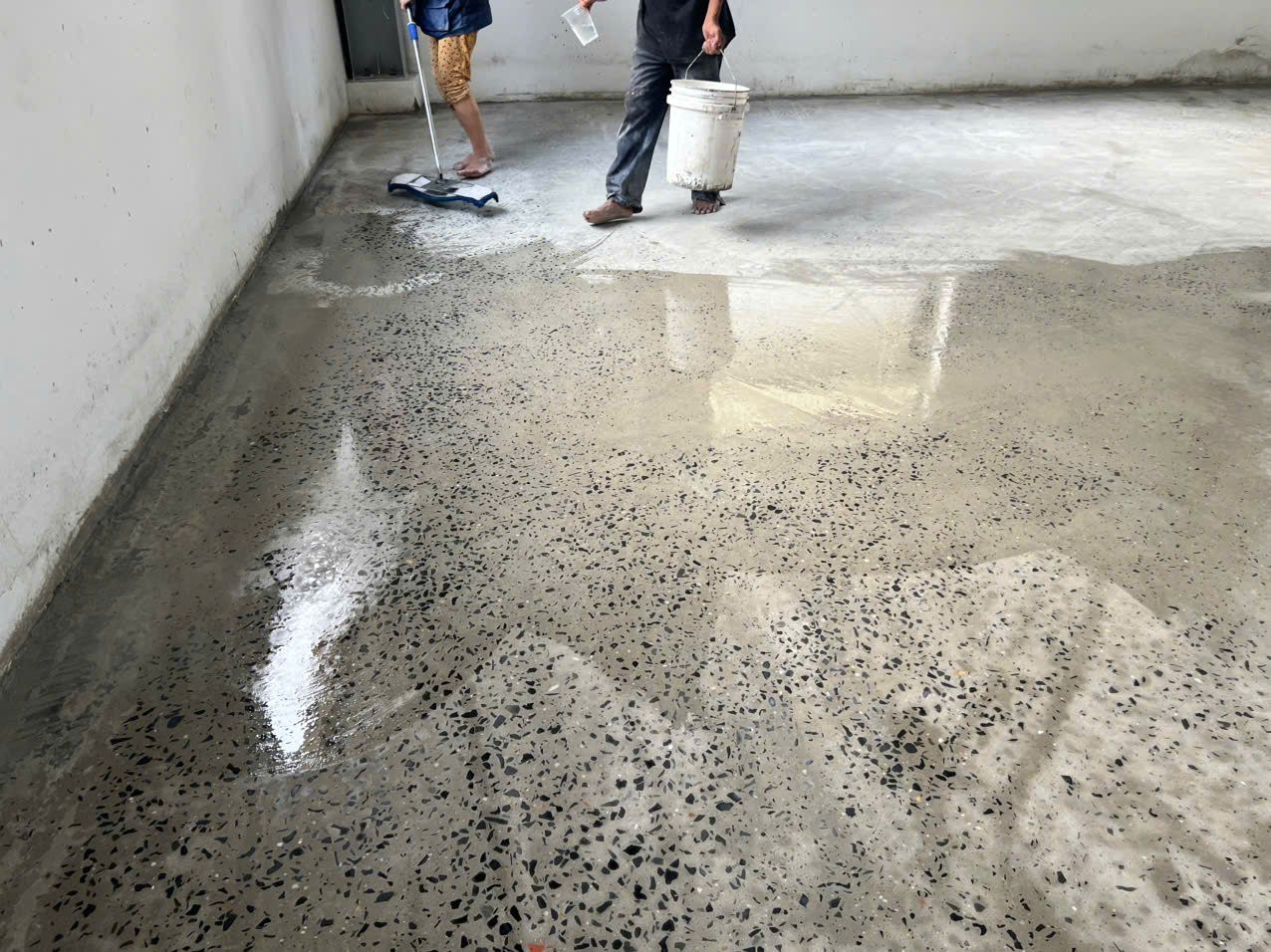 Bề mặt sàn bê tông lộ cốt liệu trong quá trình xử lý