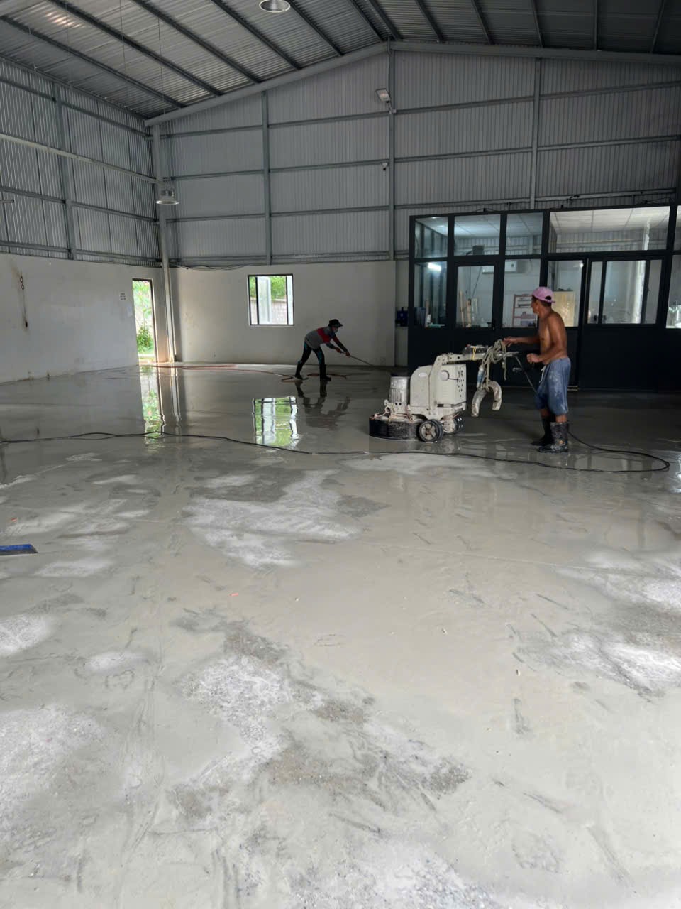 Thi công xử lý bề mặt sàn bê tông trong nhà xưởng