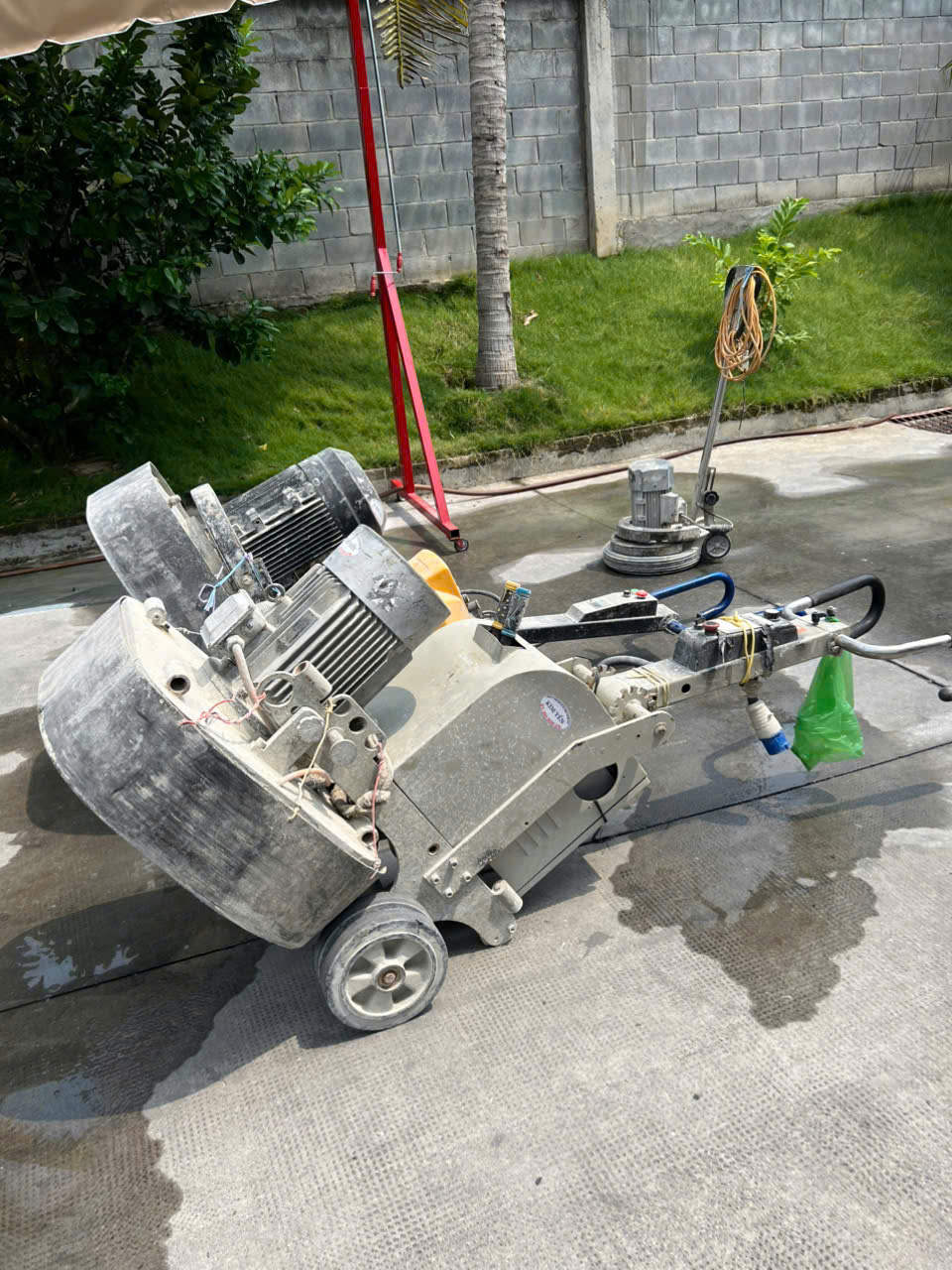 mài sàn bê tông thực tế bằng máy công nghiệp