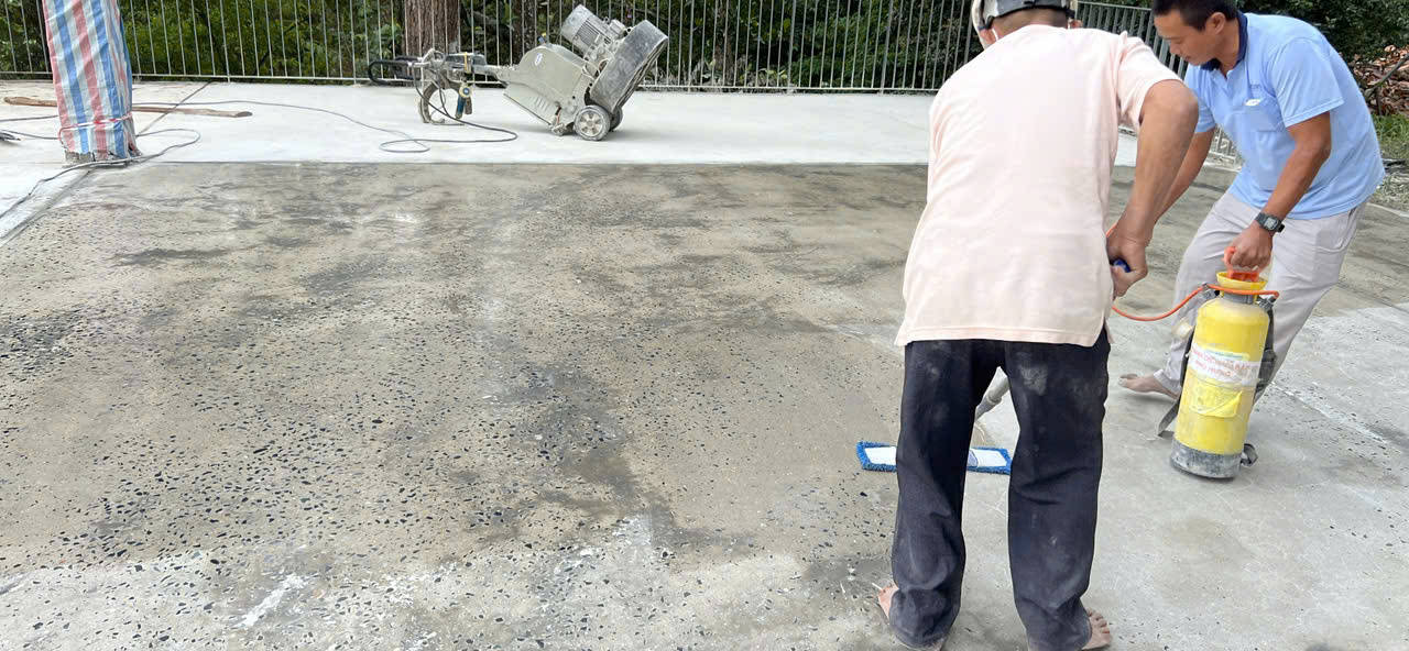 xử lý bề mặt sàn bê tông thực tế trước bước hoàn thiện