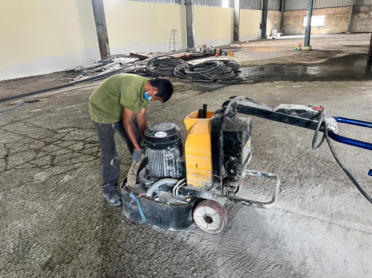 Xử lý bề mặt sàn bê tông thực tế trong khu vực nhà xưởng
