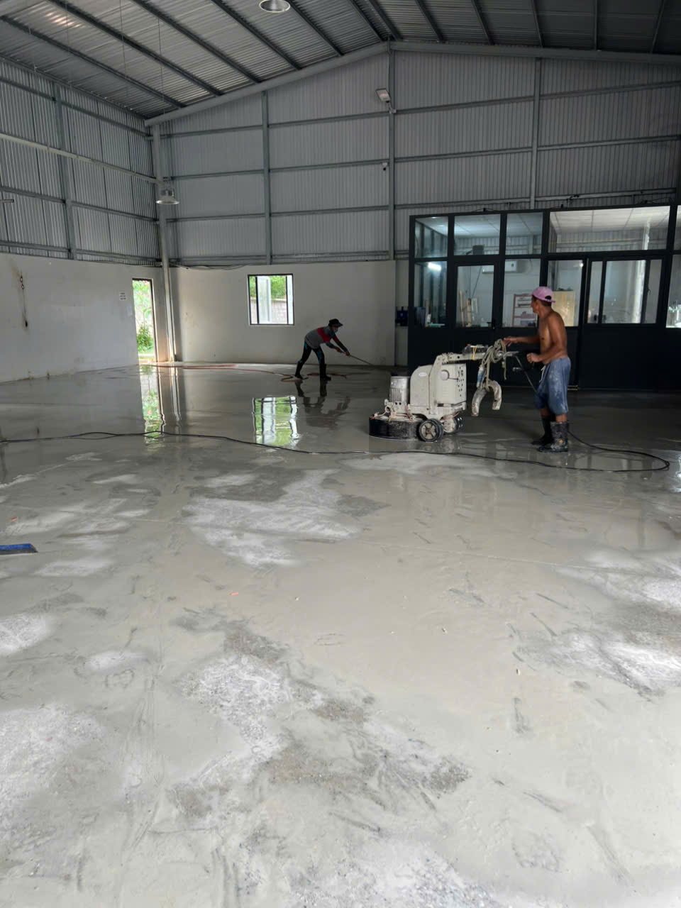Thi công thực tế máy mài trên bề mặt sàn bê tông còn nước