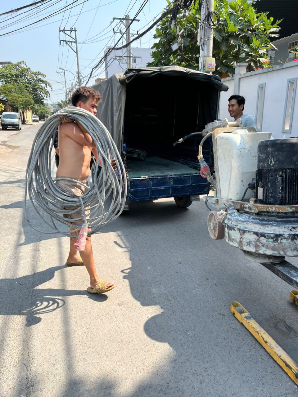 tập kết và di chuyển thiết bị thi công sàn từ xe vào mặt bằng