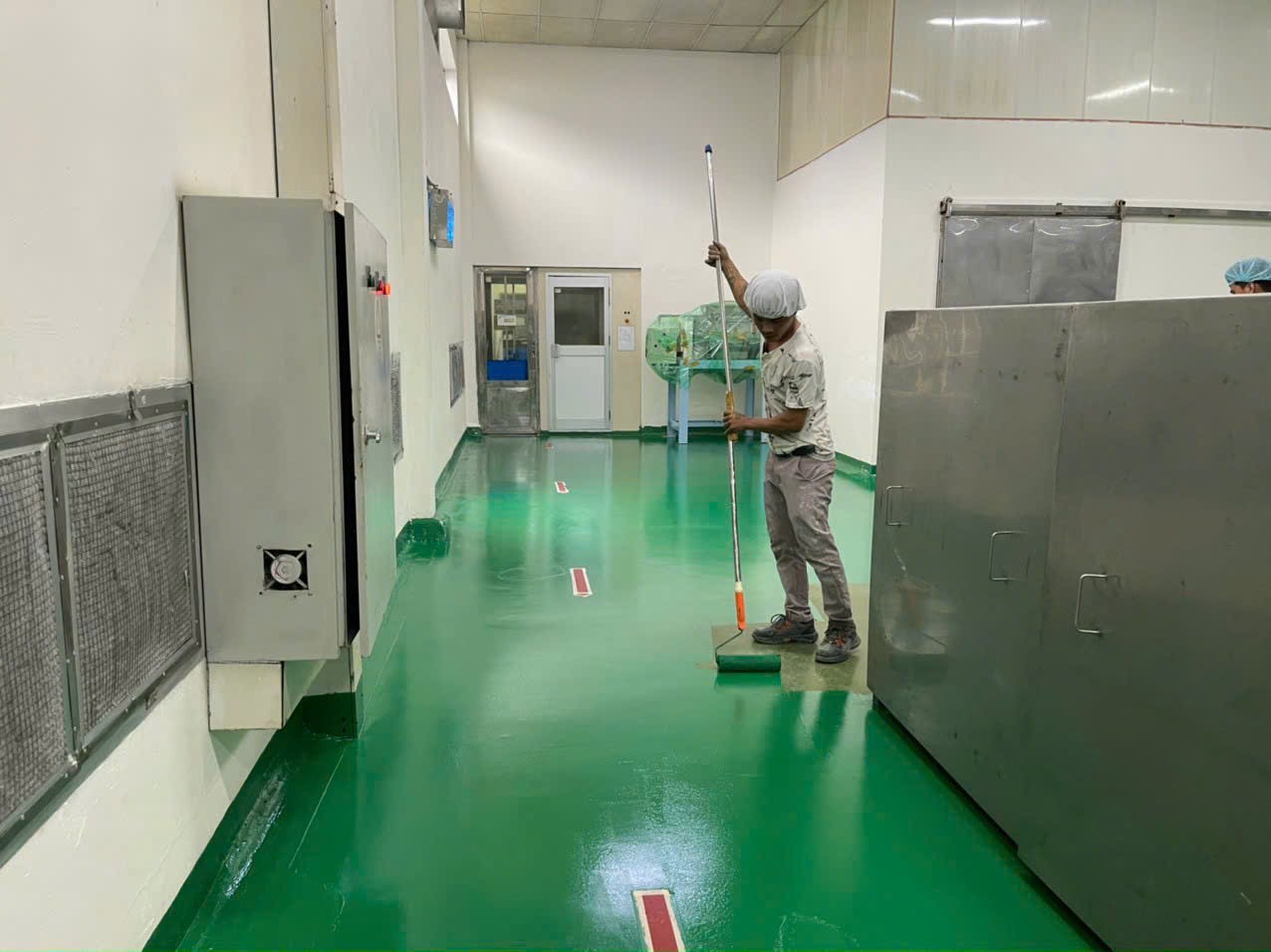 bề mặt sàn phủ màu xanh trong khu sản xuất thực tế