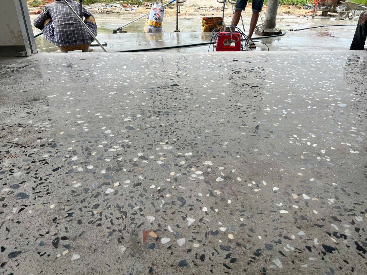 Bề mặt bê tông lộ cốt liệu thực tế do Kim Yến cung cấp Bề mặt bê tông lộ cốt liệu trong quá trình xử lý thực tế