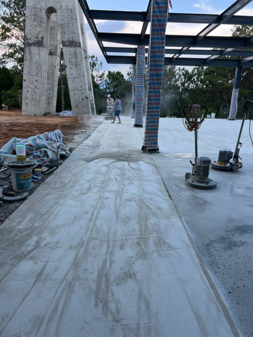 Thi công thực tế mài xử lý bề mặt bê tông ngoài trời Thi công mài bề mặt bê tông ngoài trời thực tế do Kim Yến cung cấp