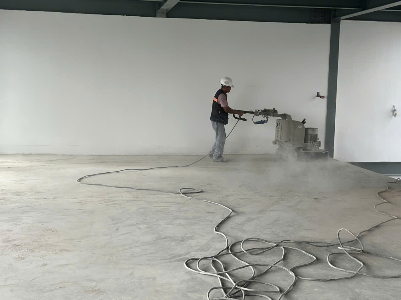 Thi công mài sàn bê tông thực tế thi công thực tế mài sàn bê tông trong khu vực rộng